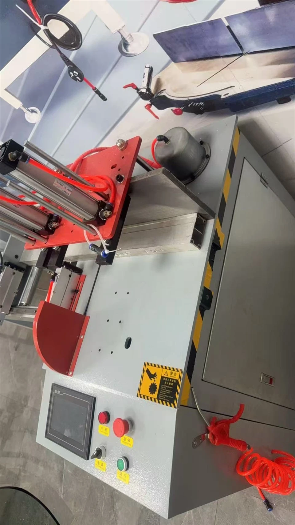 Rezací stroj s automatickým podávaním 90 stupňov